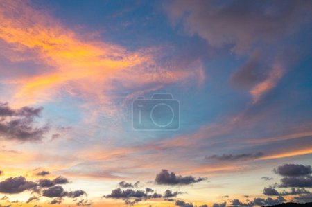 Téléchargez les photos : Vue aérienne Scène de ciel romantique coloré Le ciel jaune brillant - en image libre de droit