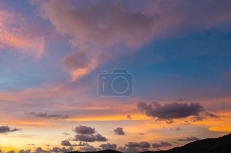 Téléchargez les photos : Vue aérienne Scène de ciel romantique coloré Le ciel jaune brillant - en image libre de droit