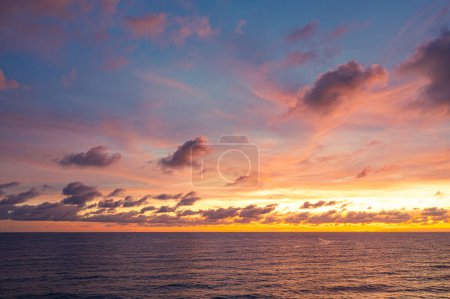 Foto de Vista aérea Escena del cielo romántico colorido El cielo amarillo brillante - Imagen libre de derechos