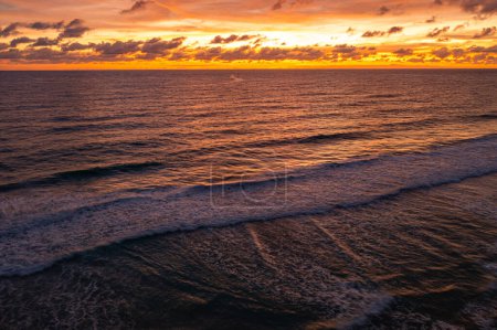Téléchargez les photos : Vue aérienne Vague après vague balayée vers le rivage au coucher du soleil - en image libre de droit