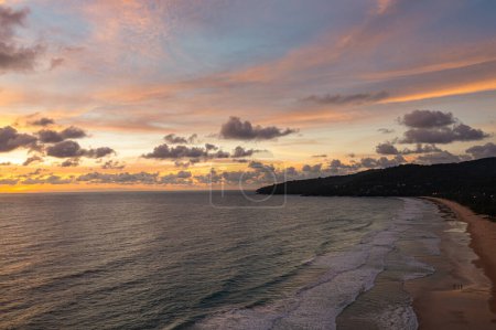 Téléchargez les photos : Vue aérienne Vague après vague balayée vers le rivage au coucher du soleil - en image libre de droit