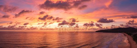 Téléchargez les photos : Ciel rouge rose exotique au coucher du soleil sur la plage de Karon Phuket - en image libre de droit