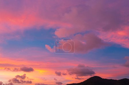 Téléchargez les photos : Ciel rouge rose exotique au coucher du soleil sur la plage de Karon Phuket - en image libre de droit
