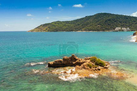 Téléchargez les photos : Une petite île entourée de mer bleue à la plage de Yanui Phuket - en image libre de droit