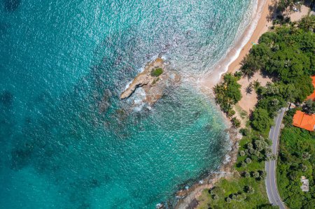Téléchargez les photos : Vue aérienne Une petite île entourée de mer bleue - en image libre de droit