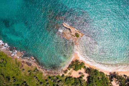 Téléchargez les photos : Vue aérienne Une petite île entourée de mer bleue - en image libre de droit