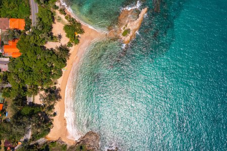 Foto de Vista aérea Una pequeña isla rodeada de mar azul - Imagen libre de derechos