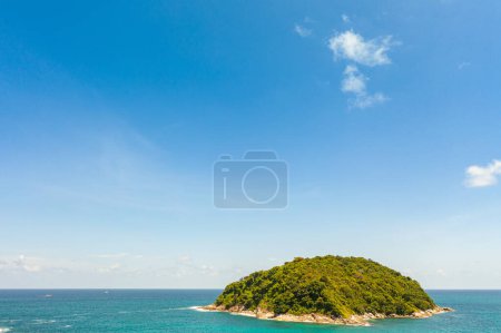 Téléchargez les photos : Homme île entourée de mer bleue à Promthep cap Phuket - en image libre de droit