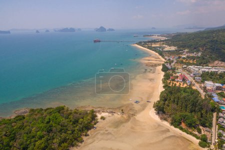 Téléchargez les photos : Vue aérienne mer bleue et longue plage blanche à Kwang plage Krabi - en image libre de droit