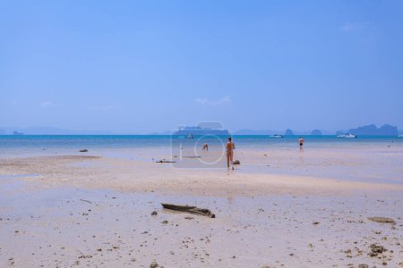 Téléchargez les photos : Vue aérienne mer bleue et longue plage blanche à Kwang plage Krabi - en image libre de droit