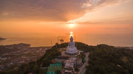 Téléchargez les photos : Vue aérienne Le soleil brille à travers les nuages au-dessus de l'océan au Grand Bouddha - en image libre de droit