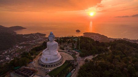 Téléchargez les photos : Vue aérienne Le soleil brille à travers les nuages au-dessus de l'océan au Grand Bouddha - en image libre de droit