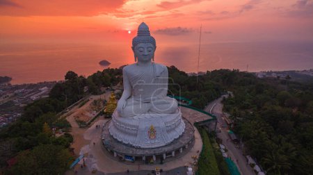 Téléchargez les photos : Incroyable nuage coloré au beau lever de soleil rose à Phuket Big Buddha - en image libre de droit