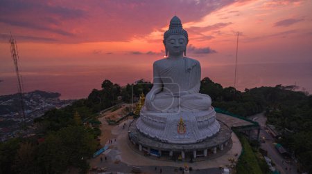 Téléchargez les photos : Incroyable nuage coloré au beau lever de soleil rose à Phuket Big Buddha - en image libre de droit