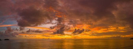 Téléchargez les photos : Vue panoramique aérienne nuage coloré au-dessus de l'océan au coucher du soleil. - en image libre de droit