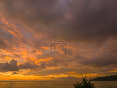 Foto de Vista panorámica aérea colorida nube sobre el océano al atardecer. - Imagen libre de derechos