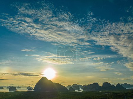 Téléchargez les photos : Lever de soleil incroyable au-dessus de l'île à Samed Nang Chee Phang Nga - en image libre de droit