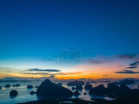 Téléchargez les photos : Lever de soleil incroyable au-dessus de l'île à Samed Nang Chee Phang Nga - en image libre de droit