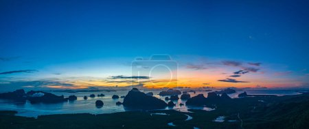 Foto de Panorama vista increíble amanecer sobre la isla en Samed Nang Chee Phang Nga - Imagen libre de derechos