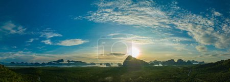 Téléchargez les photos : Vue panoramique incroyable lever de soleil au-dessus de l'île à Samed Nang Chee Phang Nga - en image libre de droit