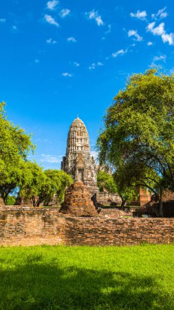 Photo for Ruins that are valuable and the beauty of the architecture of the Ayutthaya period - Royalty Free Image