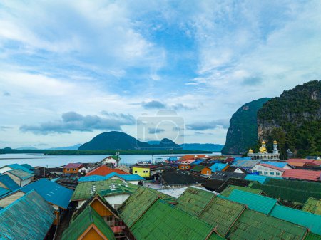Téléchargez les photos : Vue aérienne Toits de maisons colorées sur un village à Koh Panyee - en image libre de droit