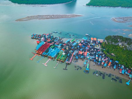 Téléchargez les photos : Vue aérienne Toits de maisons colorées sur un village à Koh Panyee - en image libre de droit