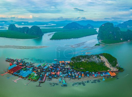 Foto de Vista aérea de Koh Panyee Un pueblo remoto de la isla, hay muchas islas - Imagen libre de derechos