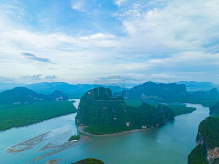 Téléchargez les photos : Vue aérienne de Koh Panyee Village insulaire isolé, il y a de nombreuses îles - en image libre de droit