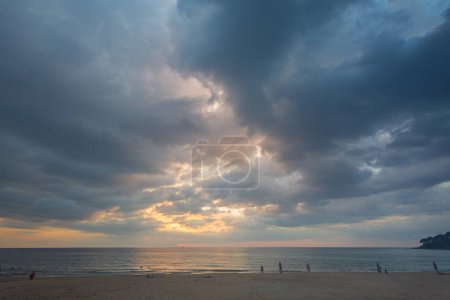 Foto de Los ruidos flotan sobre el mar al atardecer. Las nubes, iluminadas por el sol poniente, - Imagen libre de derechos