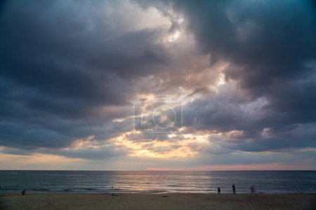 Téléchargez les photos : Une formation de nuages au coucher du soleil en jaune - en image libre de droit