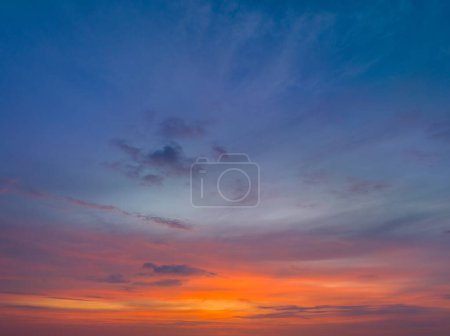 Téléchargez les photos : Vue aérienne ciel coloré incroyable au coucher du soleil au-dessus de l'océan - en image libre de droit