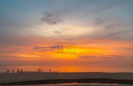 Téléchargez les photos : Nuage coloré incroyable dans un beau coucher de soleil au-dessus de la mer - en image libre de droit