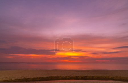 Téléchargez les photos : Nuage coloré incroyable dans un beau coucher de soleil au-dessus de la mer - en image libre de droit