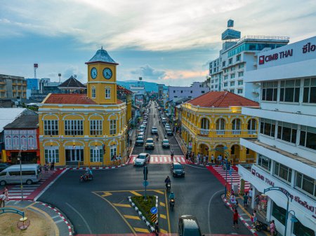 Téléchargez les photos : .Phuket, Thaïlande-Avril, 19,2023 : Une vue aérienne des monuments historiques les plus populaires de Phuket.. horloge tour de l'architecture classique et belle à l'intersection Charte. .point de repère populaire à Phuket. - en image libre de droit