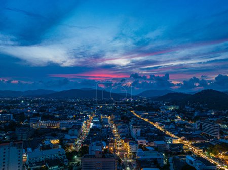 Foto de ..vista aérea Las luces centelleaban a lo largo de Talang calle peatonal por la noche.. Colores brillantes a lo largo de la zona de la ciudad de playa por la noche.. hermoso cielo en el crepúsculo. - Imagen libre de derechos