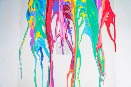 Téléchargez les photos : Peinture multicolore fluide sur fond abstrait peint blanc - en image libre de droit