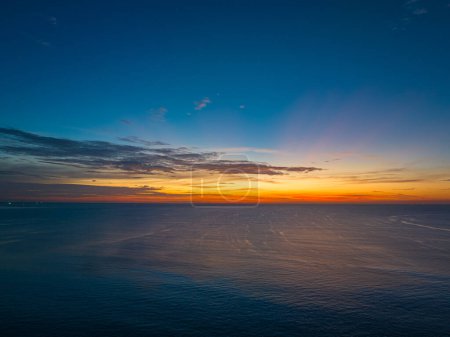 Téléchargez les photos : Beau coucher de soleil sur la plage de Surin à Phuket, Thaïlande. - en image libre de droit