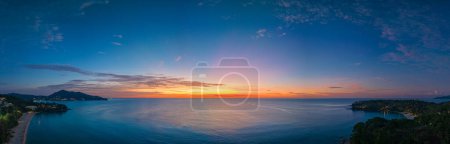 Téléchargez les photos : Vue panoramique du magnifique coucher de soleil sur la plage de Surin à Phuket, Thaïlande. - en image libre de droit
