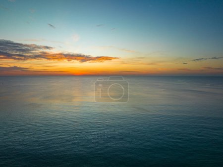 Foto de Puesta de sol en la playa de Surin en Phuket, Tailandia. - Imagen libre de derechos