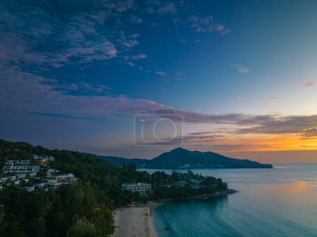 Téléchargez les photos : Coucher de soleil sur la plage de Surin à Phuket, Thaïlande. - en image libre de droit