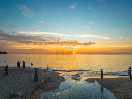 Téléchargez les photos : Vue aérienne du canal sinueux sur la plage de sable.Les touristes regardent le soleil se coucher à côté d'un petit canal sur une plage de sable.beau reflet du ciel dans les vagues de canal.bubble et paysage de sable clair. - en image libre de droit