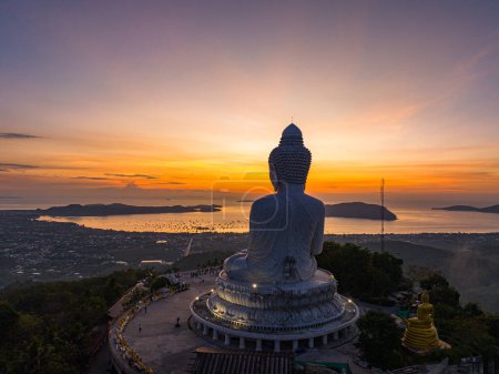 Téléchargez les photos : Vue aérienne le soleil coloré brille à travers les nuages au-dessus de l'océan à Phuket Big Buddha - en image libre de droit