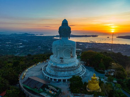 Foto de Vista aérea increíble cielo colorido al amanecer en frente de Phuket gran Buda - Imagen libre de derechos