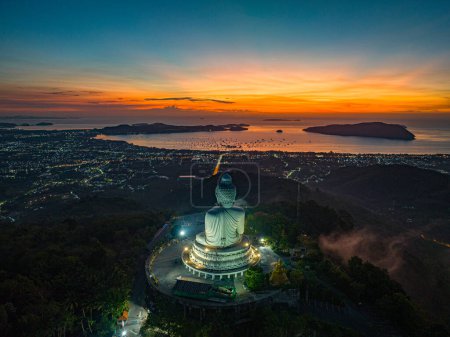 Téléchargez les photos : Vue aérienne superbe lumière rouge au crépuscule devant Phuket grand Bouddha - en image libre de droit