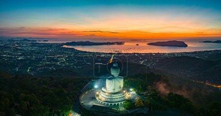 Téléchargez les photos : Vue aérienne paysage lumière jaune à l'horizon au lever du soleil en face de Phuket Big Buddh - en image libre de droit