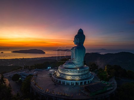 Foto de Paisaje vista aérea luz amarilla en el horizonte al amanecer frente a Phuket Big Buddh - Imagen libre de derechos