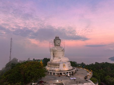 Téléchargez les photos : Incroyable ciel doux au coucher du soleil à Phuket grand Bouddha. - en image libre de droit