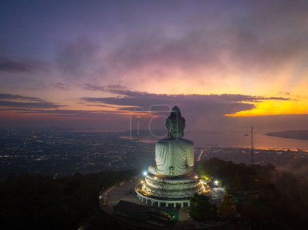 Téléchargez les photos : Vue aérienne Le soleil doré brille à travers les nuages au-dessus de l'océan au Grand Bouddha - en image libre de droit