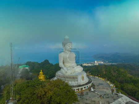Téléchargez les photos : Photographie aérienne paysage bleu ciel et bleu océan derrière Phuket blanc grand Bouddha - en image libre de droit